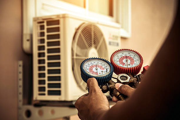 Professional Hvac technician working in Mesa, AZ